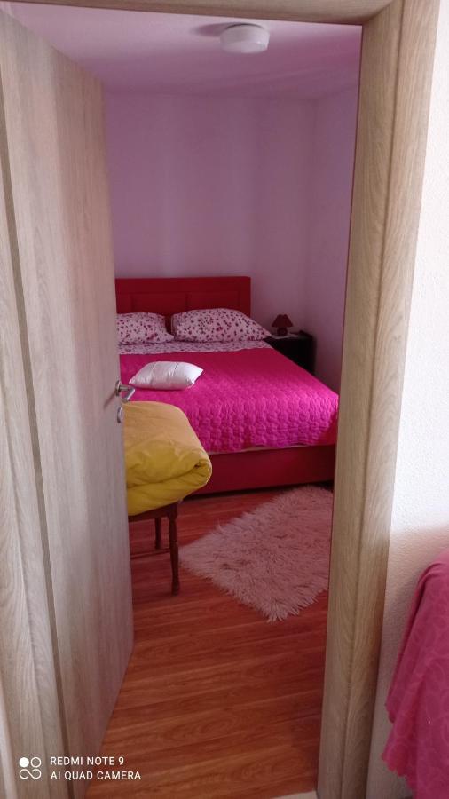 Holiday Home Marija Vrlika Bagian luar foto