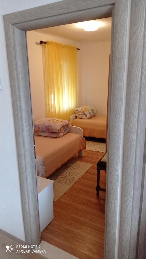 Holiday Home Marija Vrlika Bagian luar foto