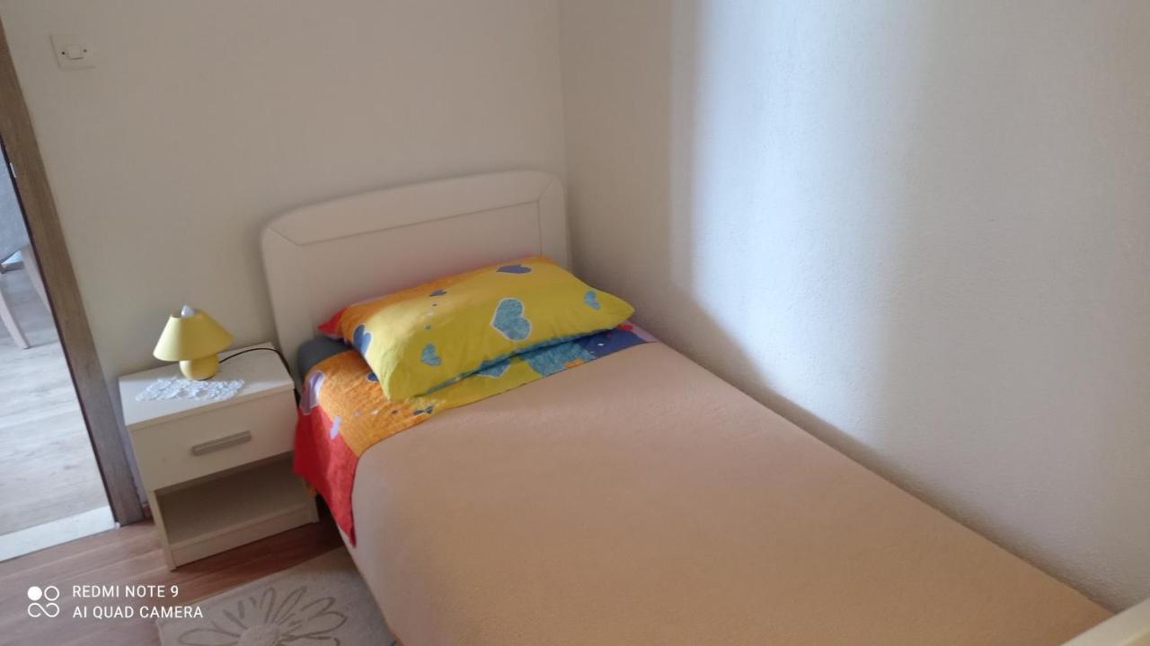 Holiday Home Marija Vrlika Bagian luar foto