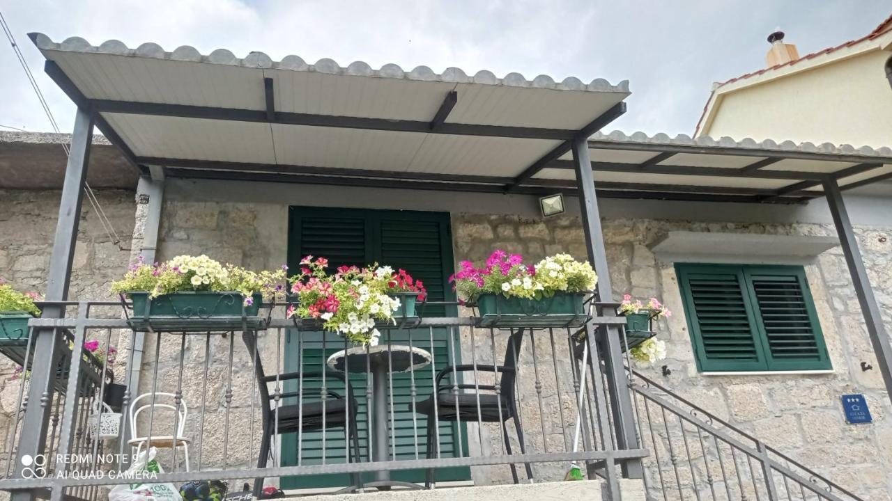 Holiday Home Marija Vrlika Bagian luar foto