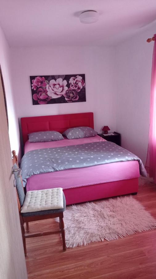 Holiday Home Marija Vrlika Bagian luar foto