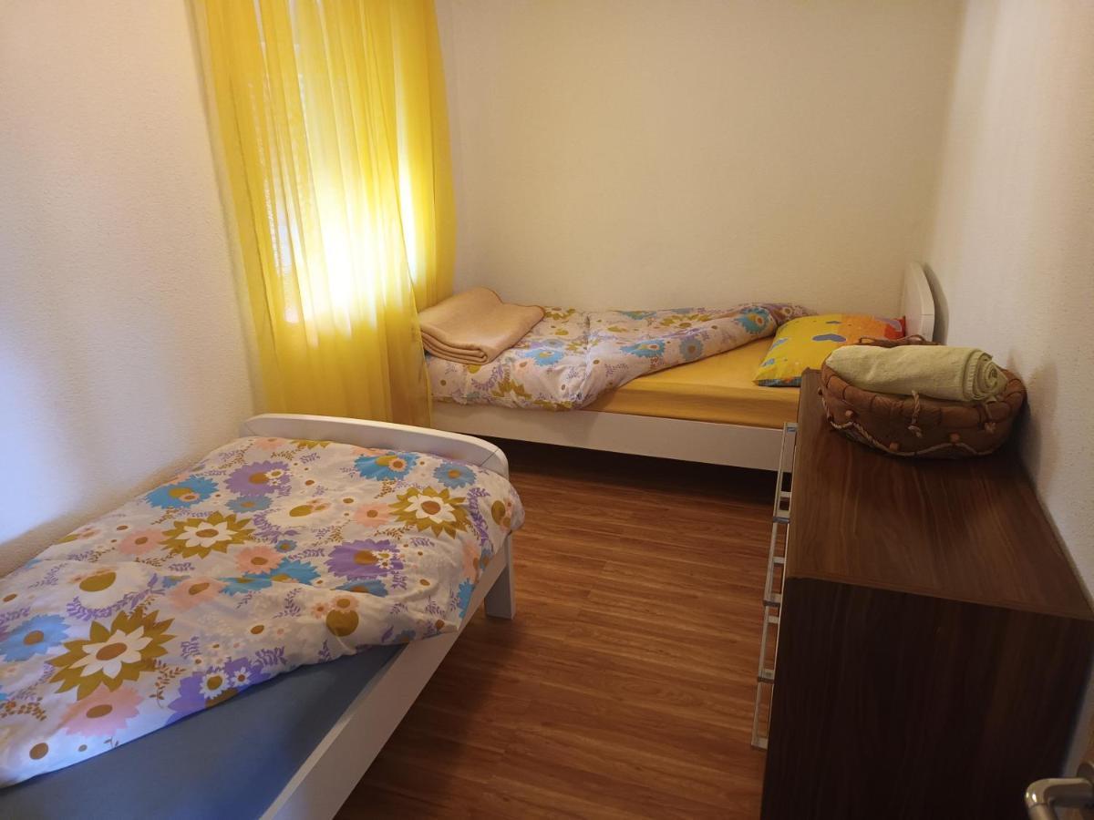 Holiday Home Marija Vrlika Bagian luar foto