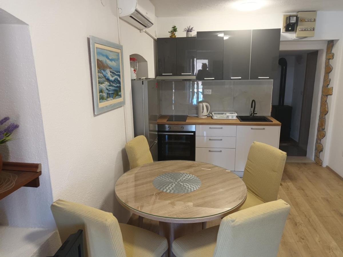 Holiday Home Marija Vrlika Bagian luar foto