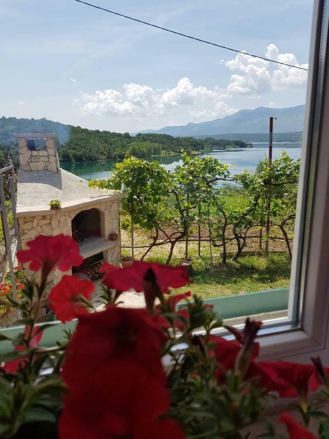 Holiday Home Marija Vrlika Bagian luar foto