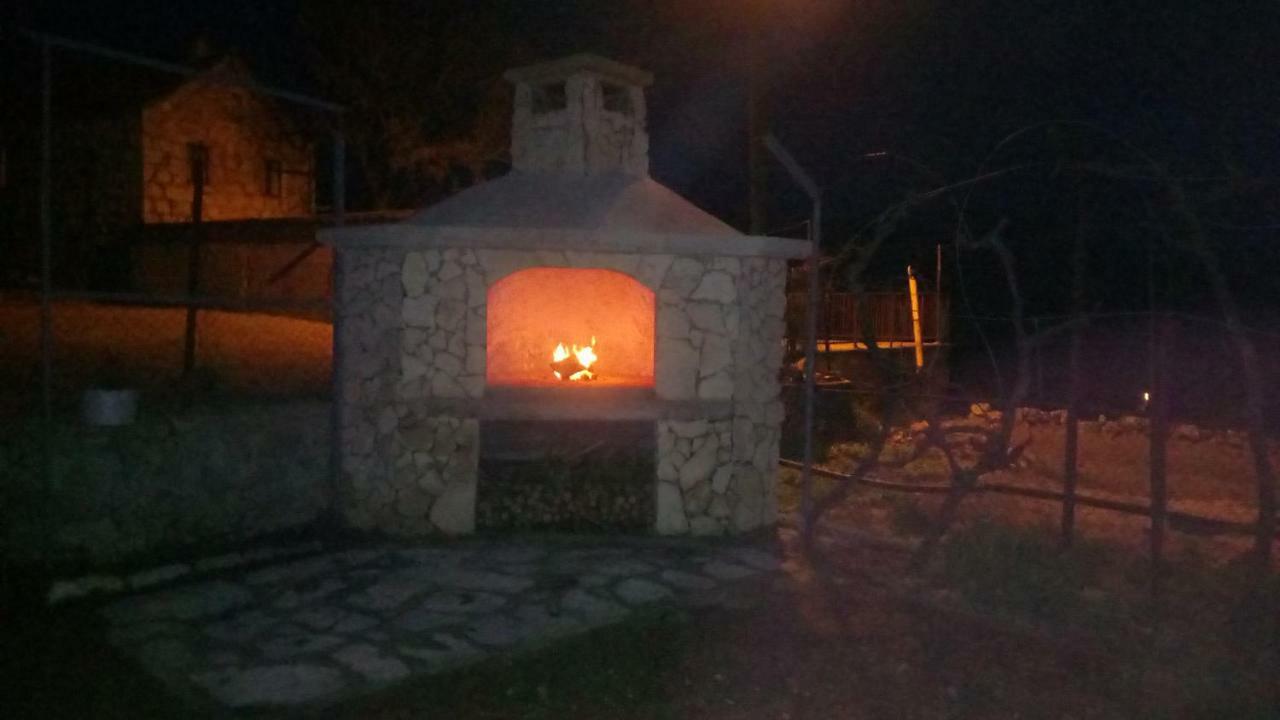 Holiday Home Marija Vrlika Bagian luar foto