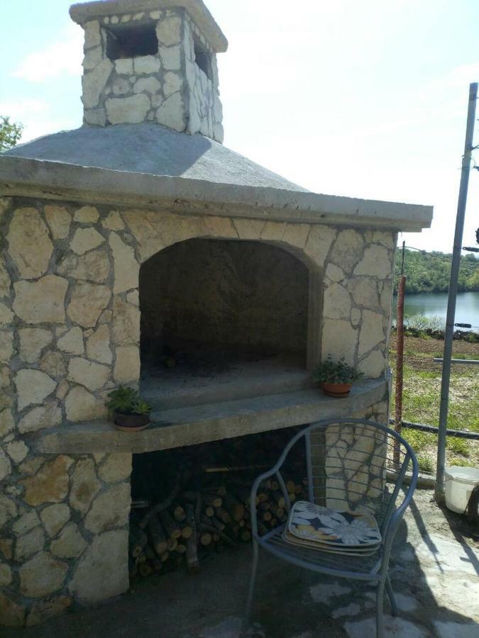 Holiday Home Marija Vrlika Bagian luar foto