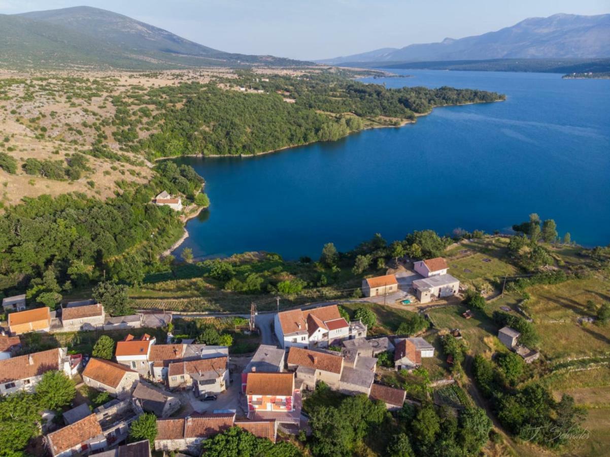 Holiday Home Marija Vrlika Bagian luar foto