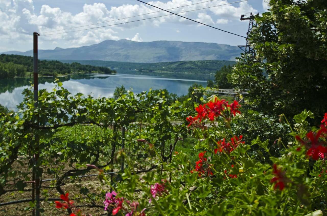 Holiday Home Marija Vrlika Bagian luar foto