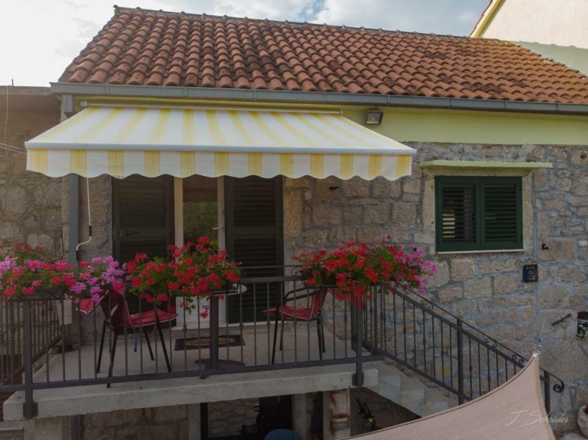 Holiday Home Marija Vrlika Bagian luar foto