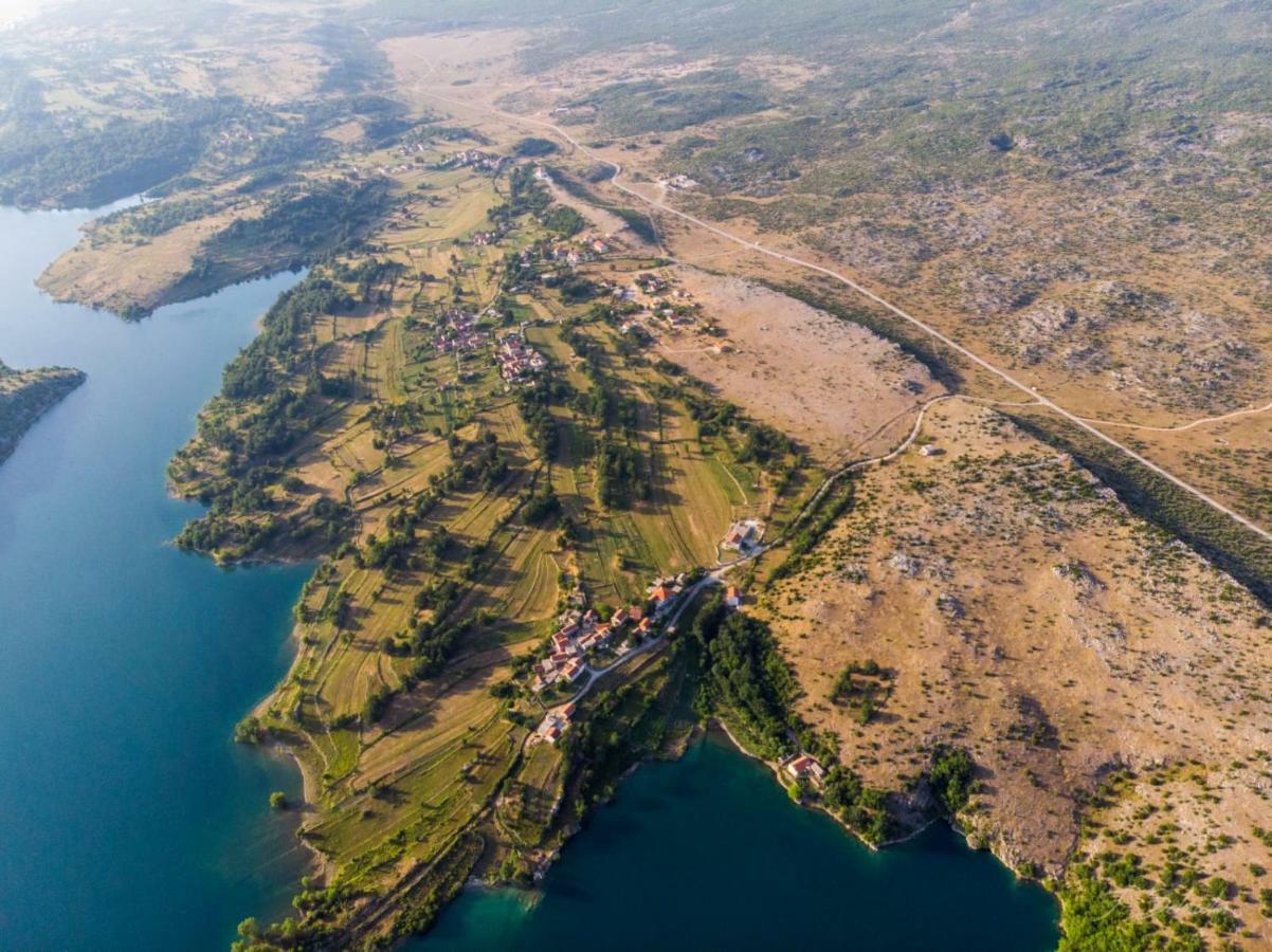 Holiday Home Marija Vrlika Bagian luar foto